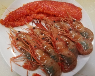 本日入荷の生すじこ、生ボタンエビ
