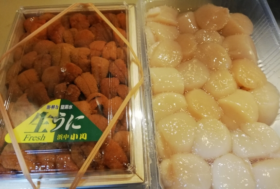 本日入荷の北海道産　生ウニ、生ホタテ貝
